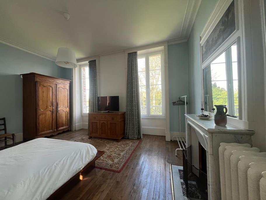 La Demeure De Margot - 24 Couchages Villa Villeneuve-sur-Yonne ภายนอก รูปภาพ
